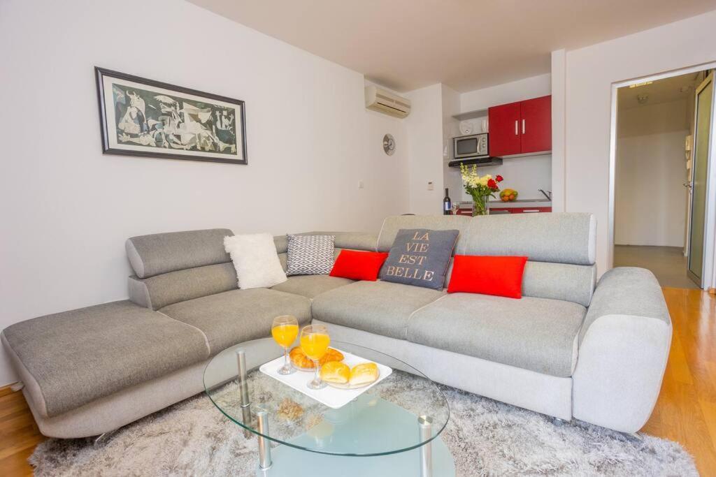 Bella Vista - Cozy Apartments With Easy Check-In And Free Parking Split Exterior photo