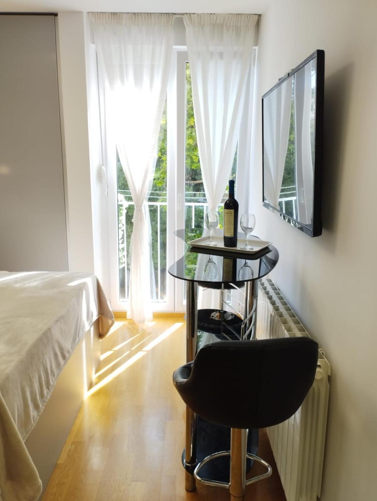 Bella Vista - Cozy Apartments With Easy Check-In And Free Parking Split Exterior photo